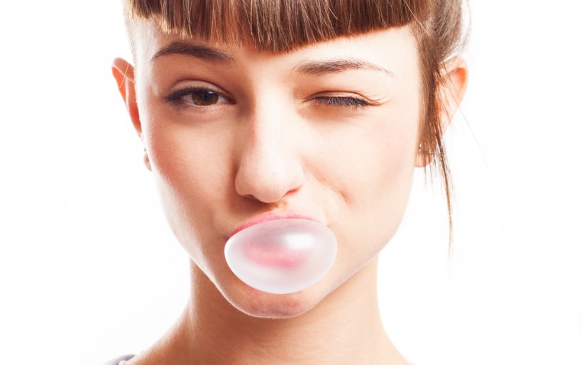 ¿Masticar chicle es bueno para los dientes? Beneficios y riesgos explicados